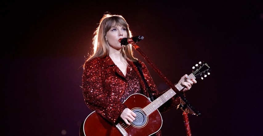 Taylor Swift se rasplakala usred koncerta, pjevala je pjesmu posvećenu baki
