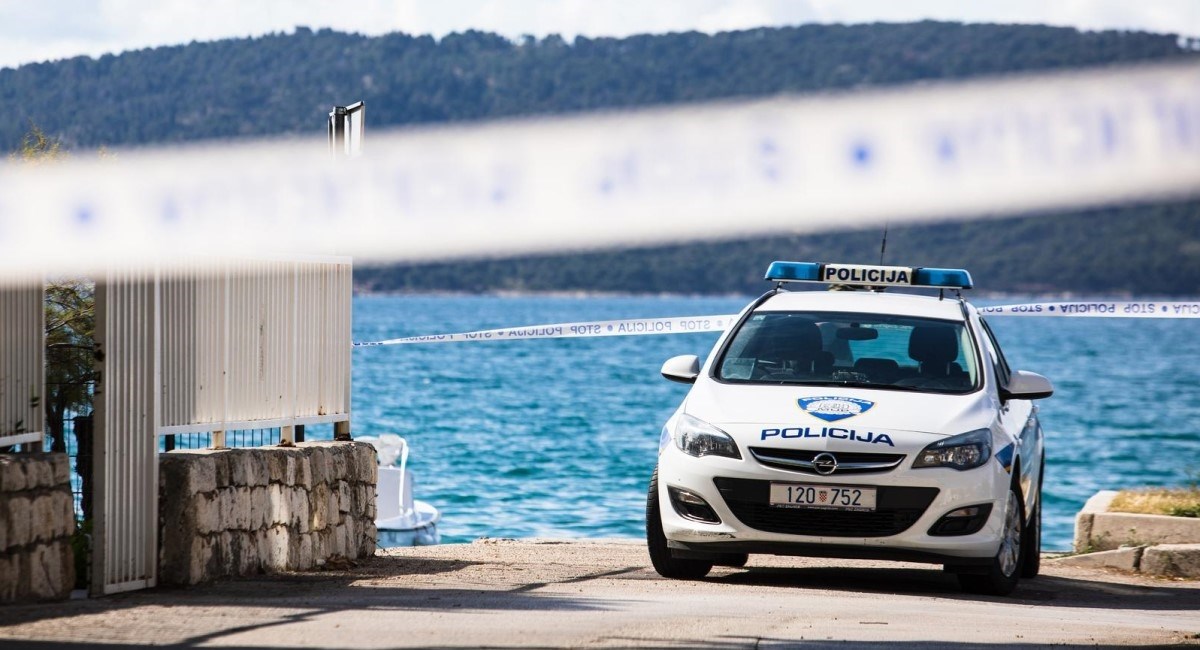 Pokušaj ubojstva u Kaštelima: Djevojka ubola majku kuhinjskim nožem