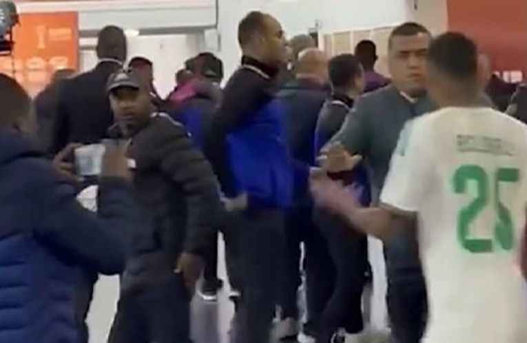 Zidaneov sin počeo kaos. Alžirci napali suca, tukli se novinari, navijači razbijali 