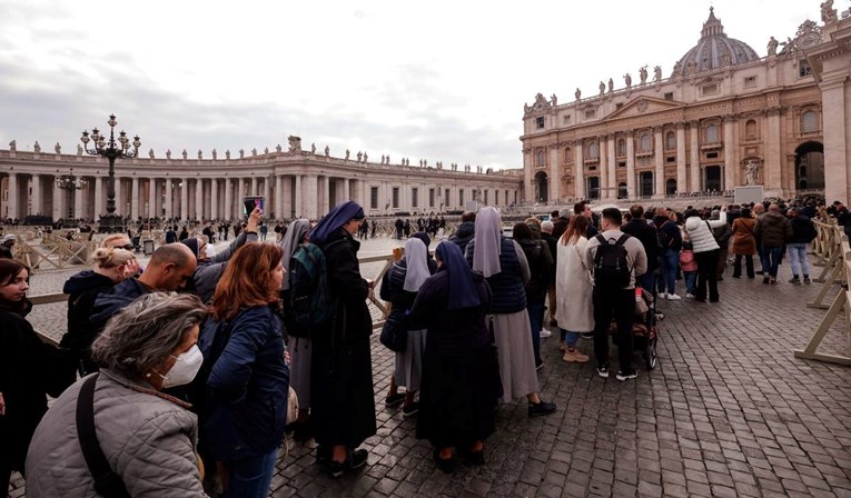Deseci tisuća vjernika se molili pred odrom Benedikta XVI.
