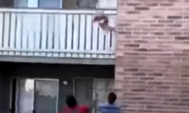 VIDEO Bivši igrač američkog nogometa ulovio bebu bačenu s trećeg kata goruće zgrade