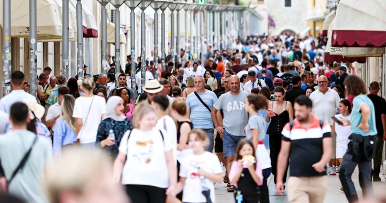 Država je godinama živjela od turizma. Sad im je preko noći to postao glavni problem