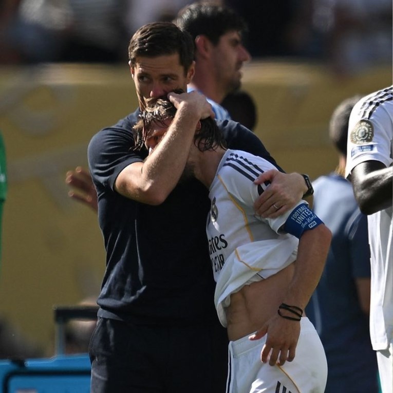 Xabi je zagrlio Modrića nakon teškog poraza. Španjolci: Modrić ga je tada upozorio