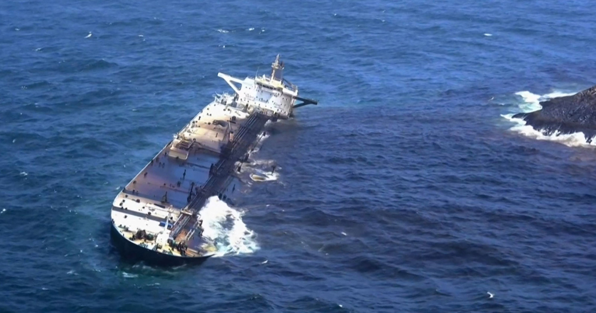 VIDEO Nafta curi iz nasukanog ruskog tankera u Hormuzu. Mogao bi se raspasti