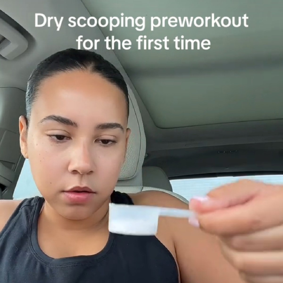 Znate li što je dry-scooping? Trend je toliko opasan da i TikTok izbacuje upozorenje