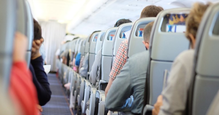 Muškarac na letu odbio zamijeniti sjedala s majkom koja je htjela sjediti kod djeteta