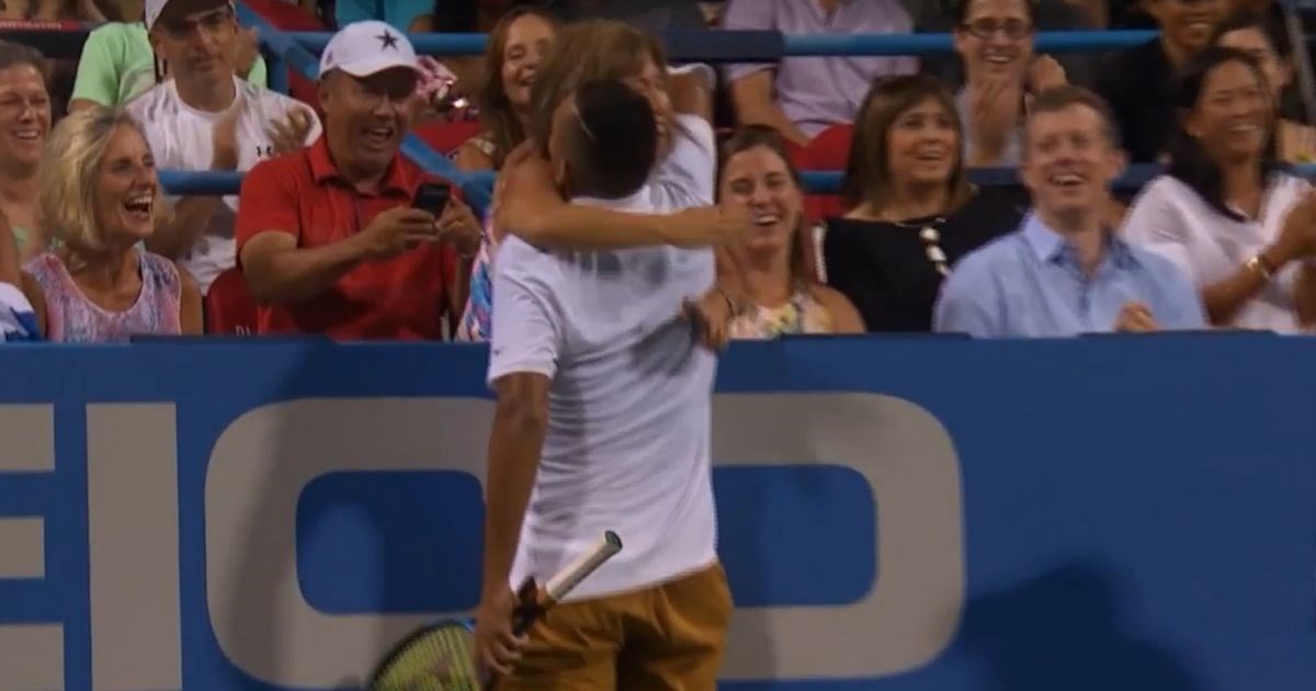 Kyrgios odigrao poen godine, pitao gospođu za savjet pa joj poletio u zagrljaj