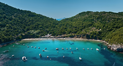 Dio ove plaže namijenjen je nudistima, smatra se jednom od najljepših u Hrvatskoj