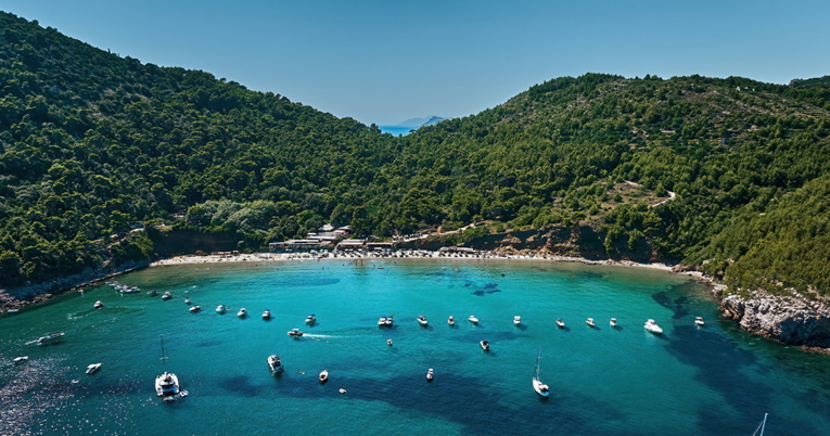 Dio ove plaže namijenjen je nudistima, smatra se jednom od najljepših u Hrvatskoj
