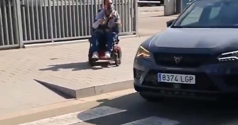VIDEO Barcin igrač izašao iz auta nasred ceste da bi se slikao s navijačem