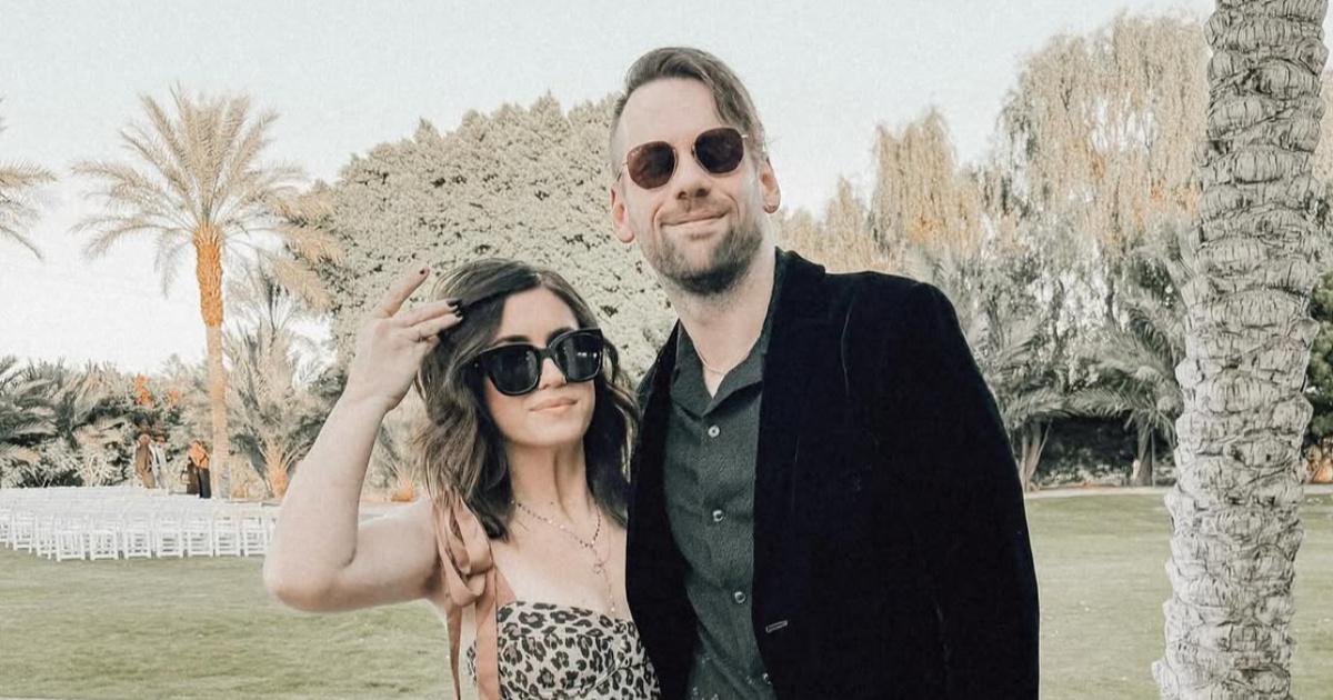 Frontmen Beartootha razvodi se nakon što je priznao da je gej