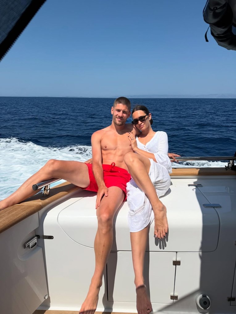 Andrej Kramarić pozirao sa suprugom Mijom na jahti, pohvalili se fotkom s odmora