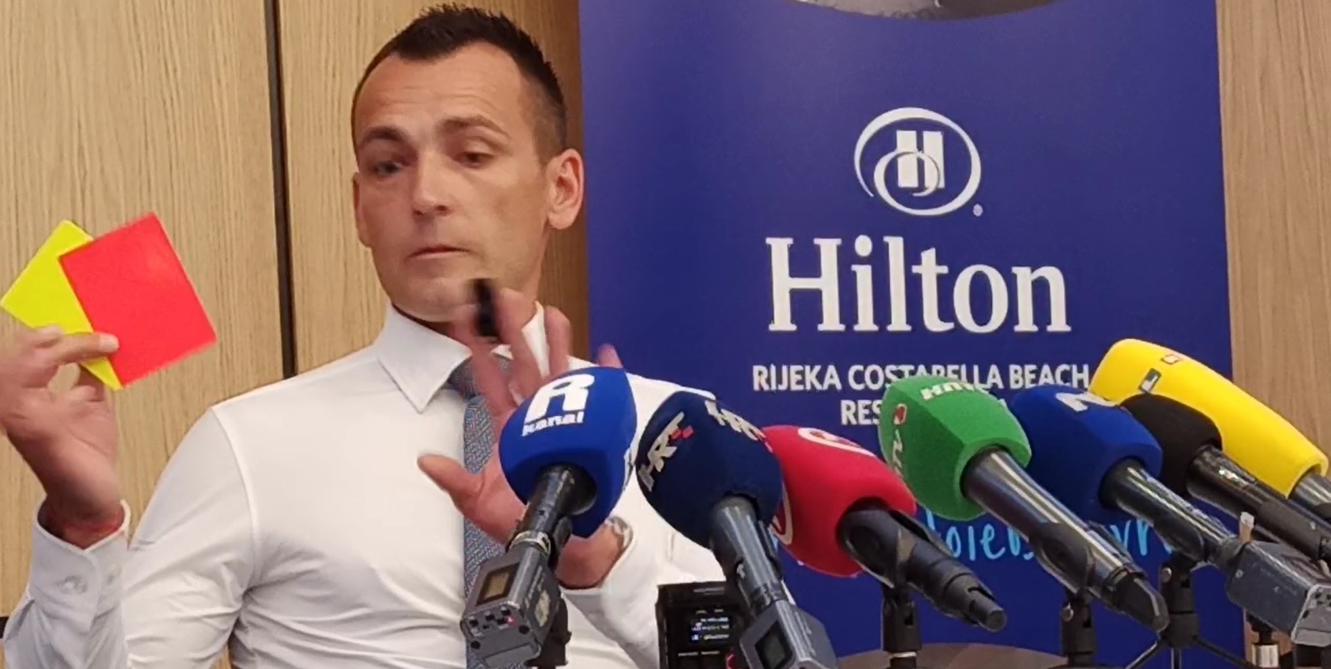 Bebek na presici pokazivao kartone i zviždaljku: Ovo je moj život