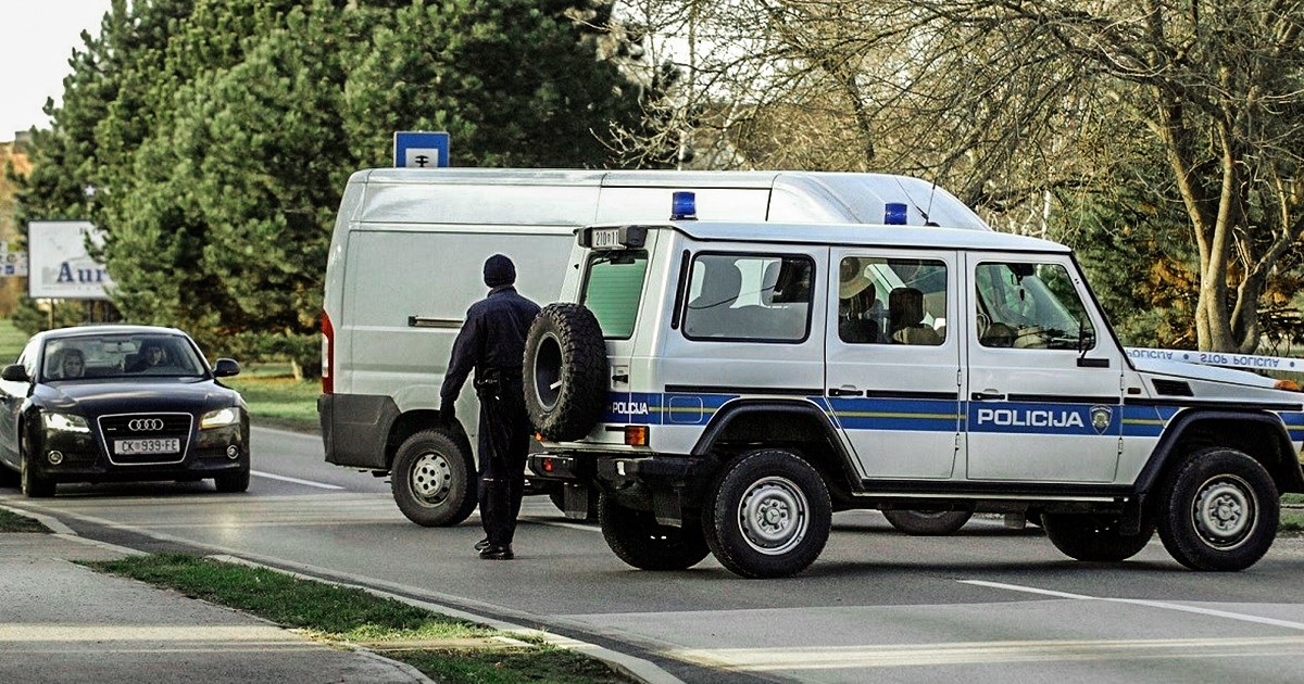 Srbin za 1000 eura prevozio migrante iz Slavonije, policajca skoro pregazio kombijem