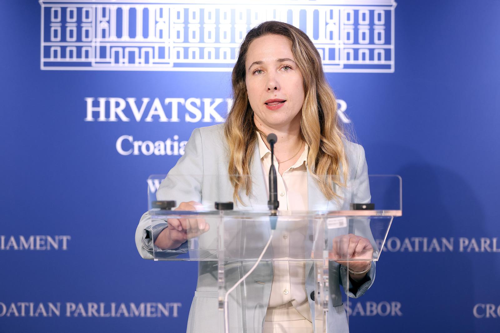 Selak Raspudić: Vlada mora pasti zbog otpada u Gospiću. Kad, ako ne sad?