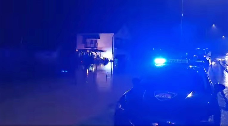 Poplava u Orahovici i okolici. Voda došla do kuća, naređena hitna evakuacija