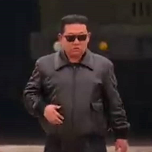 Propaganda Kim Jong-una: U crnoj jakni i naočalama nadgledao lansiranje projektila