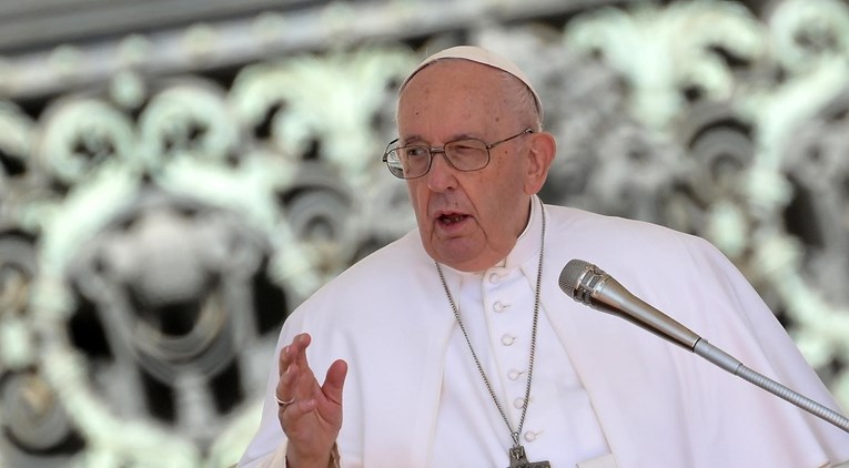Vatikan: Papa proveo još jednu mirnu noć u bolnici