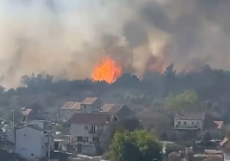VIDEO Novi veliki požar kod Metkovića, vatra prijeti kućama. Gasi ga i kanader