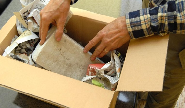 Osječanin kupio mobitel preko interneta, u paketu mu stigla cigla
