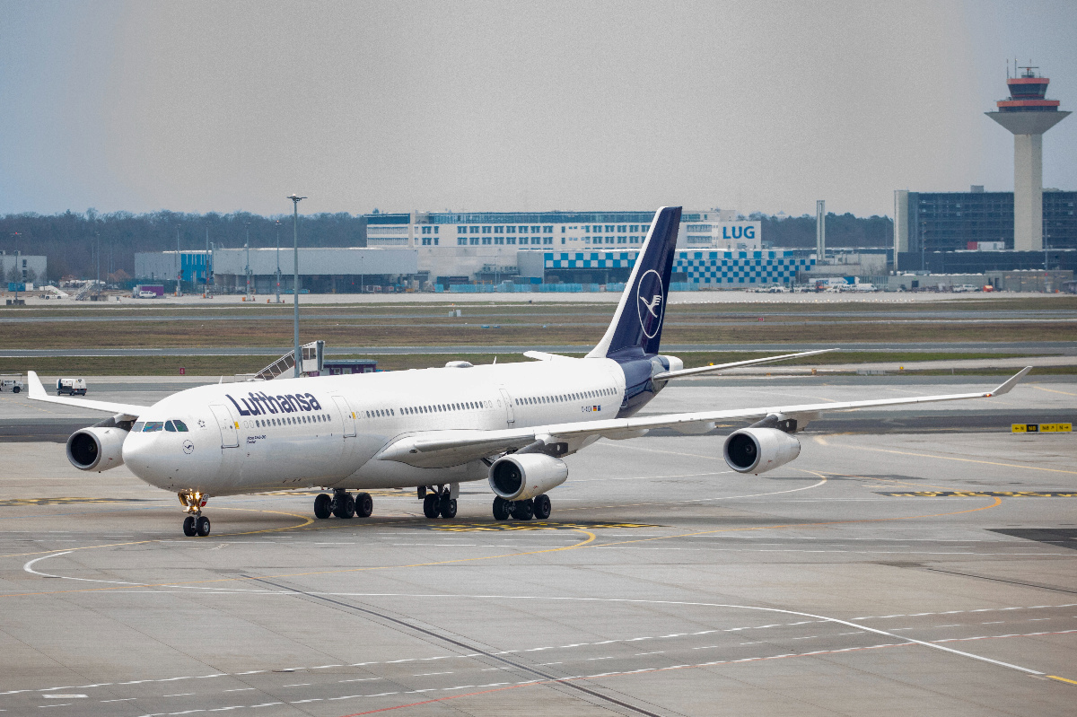 Vilicom ozlijedio dvojicu 17-godišnjaka na letu za Njemačku. Posada ga jedva svladala