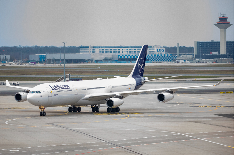 Napao tinejdžere vilicom pa ošamario putnicu na letu za Njemačku. Avion hitno sletio