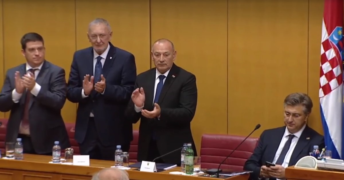 VIDEO Plenković nakon govora sjeo i izvadio mobitel. HDZ-ovci ostali pljeskati
