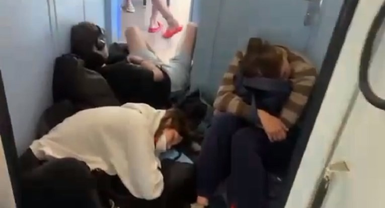U vlaku za Split ljudi ležali jedni na drugima: "Nije se moglo ni do WC-a"