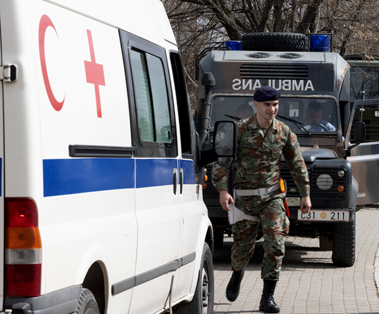 Umrlo dijete (2) koje je pogodio zalutali metak tijekom dočeka u Skoplju