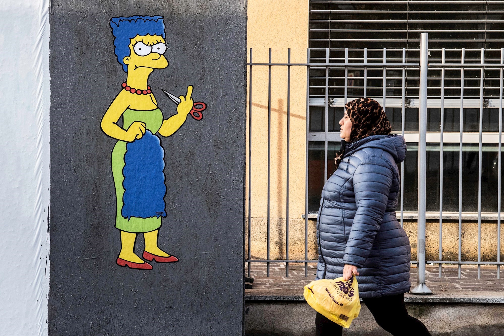 Uklonjen mural na kojem Marge Simpson reže kosu kod iranske ambasade u Italiji