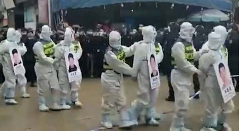Kina javno sramoti ljude zbog kršenja mjera, morali nositi kartone sa svojom slikom