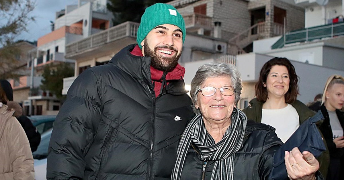 Ludnica u Novigradu: Gvardiol stigao u starom Fiatu i pozirao s bakom