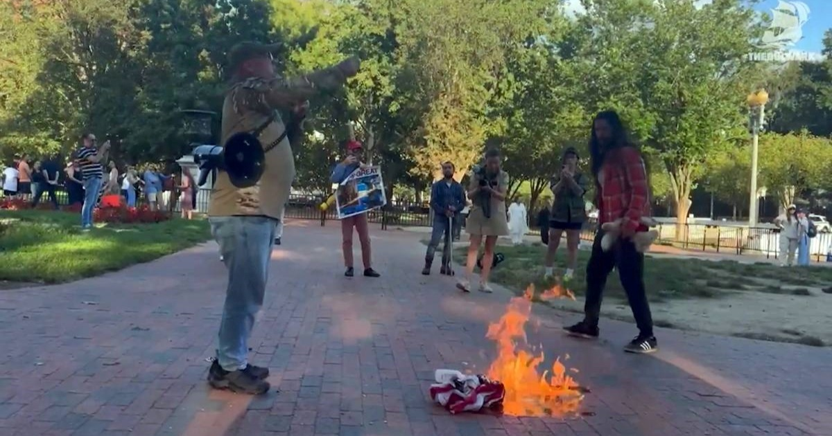 Trump zabranio paljenje zastave. Veteran je zapalio pred Bijelom kućom, odveli ga