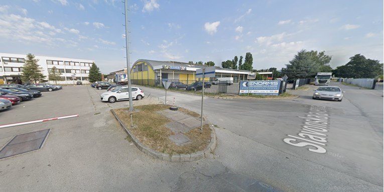 U Zagrebu električni romobil naletio na ženu, vozač romobila pobjegao