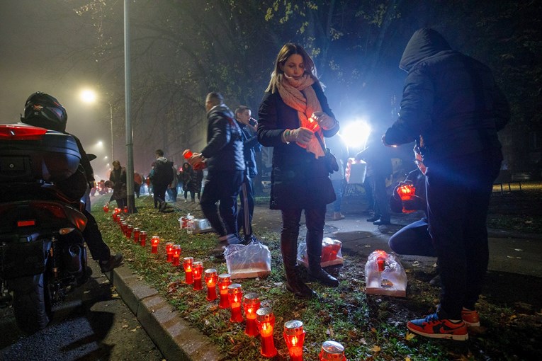 Učenici osječkih škola paljenjem svijeća odali počast žrtvama Vukovara i Škabrnje