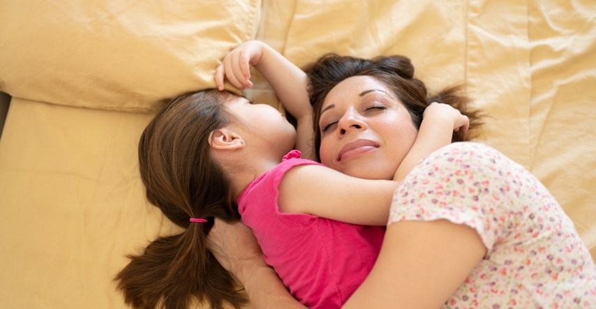 Mama otkrila zastrašujući razlog zbog kojeg dopušta kćeri da spava s njom u krevetu