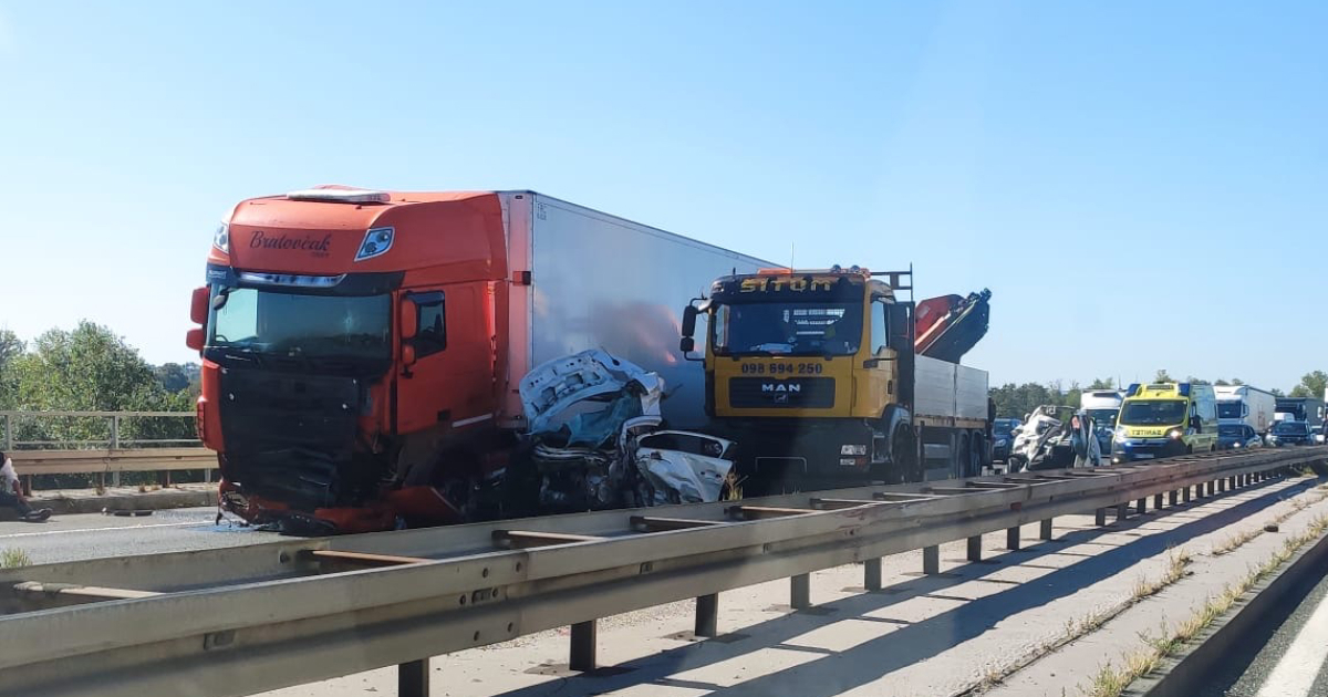 FOTO Teška prometna na zagrebačkoj obilaznici. Auto smrskan, prekinut promet