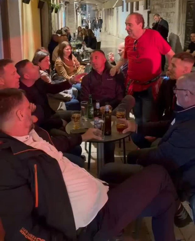 VIDEO Snimka iz Zadra oduševila tisuće: Grdović zapjevao s ekipom na terasi kafića
