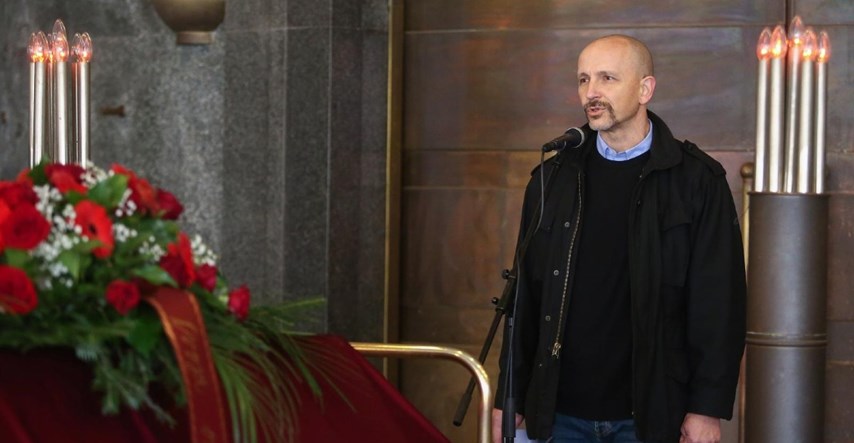 Kolege i obitelj ispratili Milku Babović, Aco Stanković se oprostio emotivnim govorom