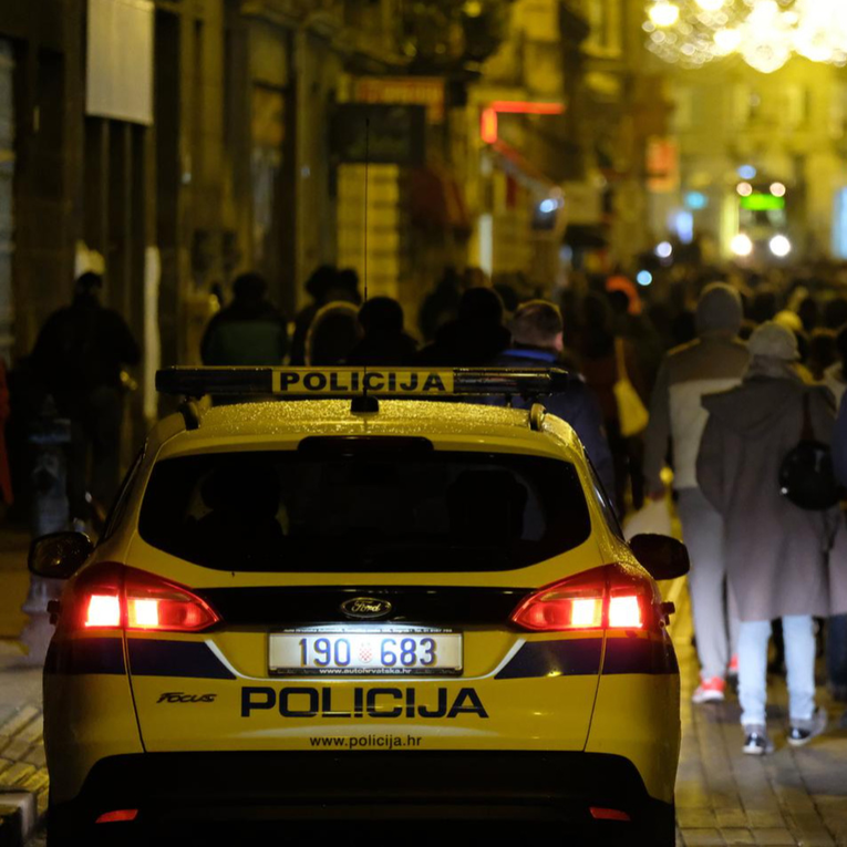 Optužena da je razbila arkadu čovjeku s kojim je pila u stanu. Porezala ga i nožem