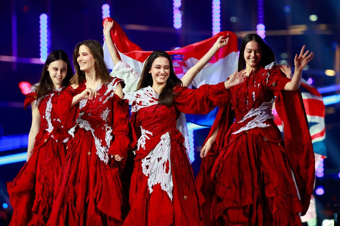 Lelekice prošetale eurovizijskim stageom s hrvatskom zastavom