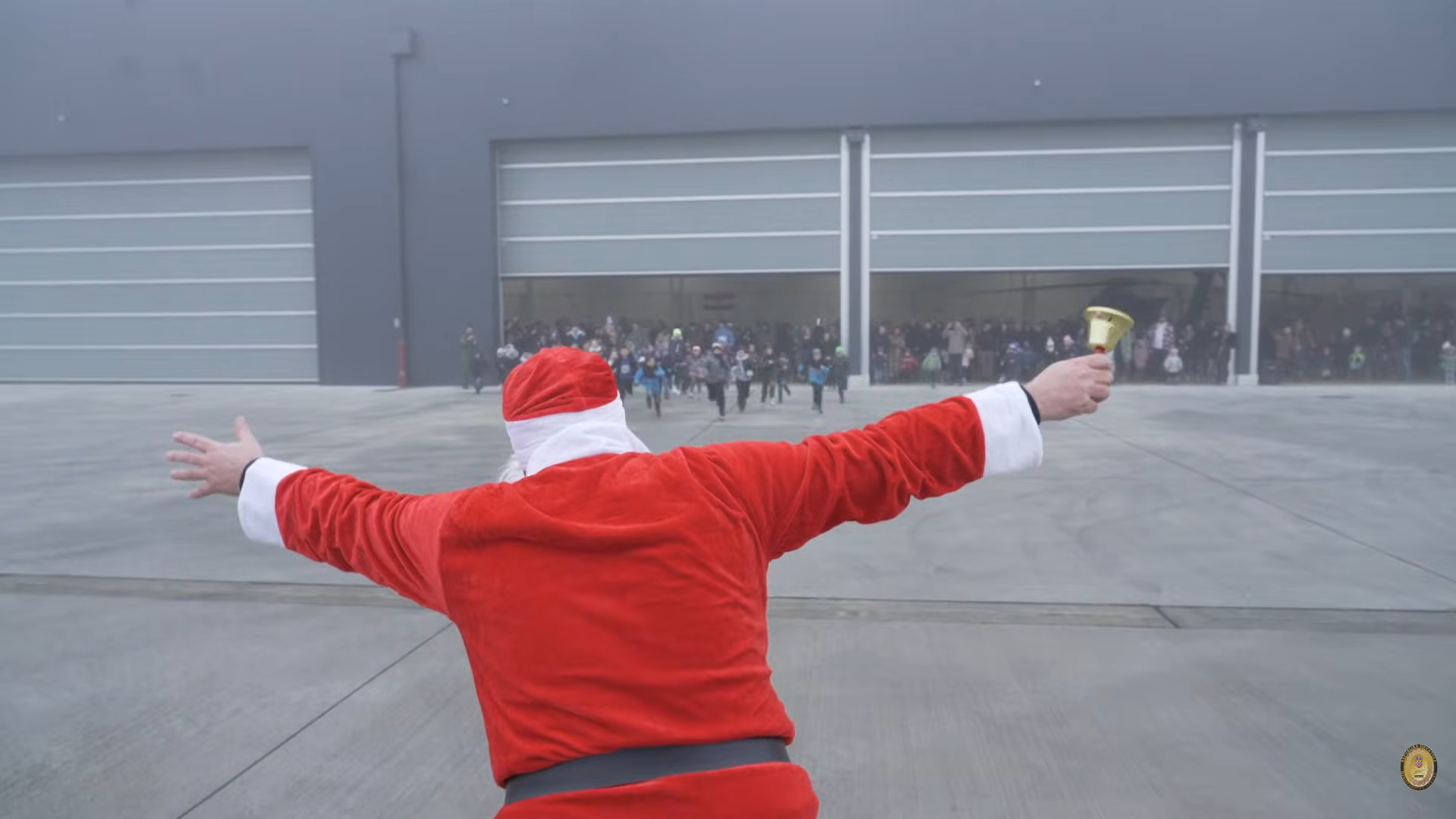 Djed Božićnjak sletio u Lučko helikopterom Black Hawk i razveselio djecu