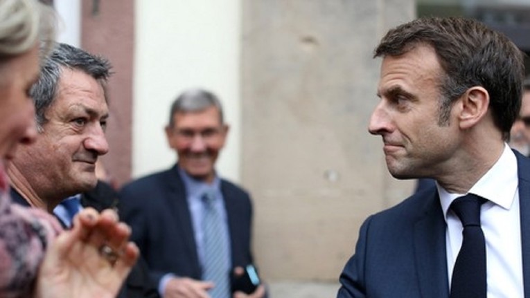 VIDEO Macron došao među prosvjednike, oni mu zviždali i lupali loncima