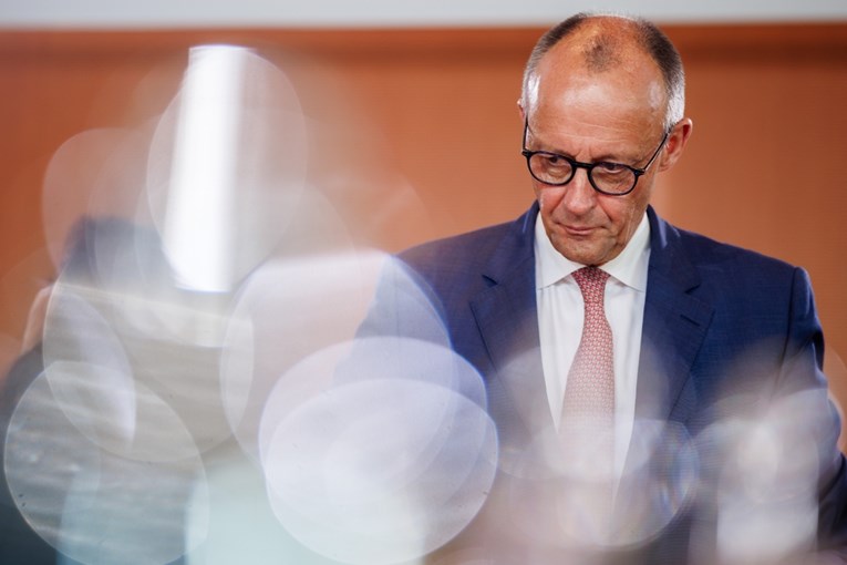 Merza kritiziraju zbog zaokreta prema Izraelu. Prekinuo godišnji i dao intervju