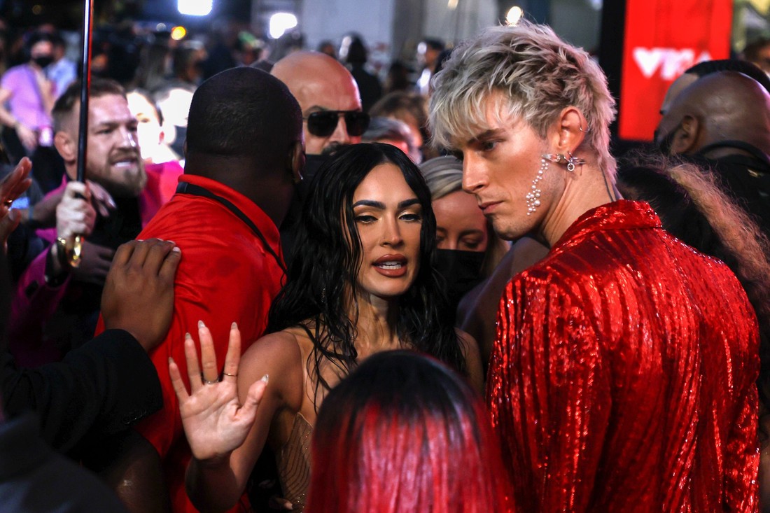 Machine Gun Kelly o objavi da žali za Megan Fox: "Lažnija je od fejk tena"