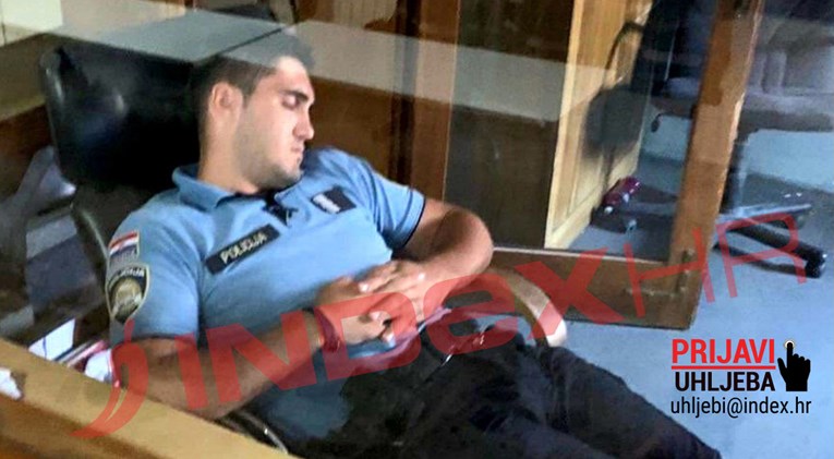 Ovo je policajac koji spava dok čuva ulaz u sjedište dubrovačke policije
