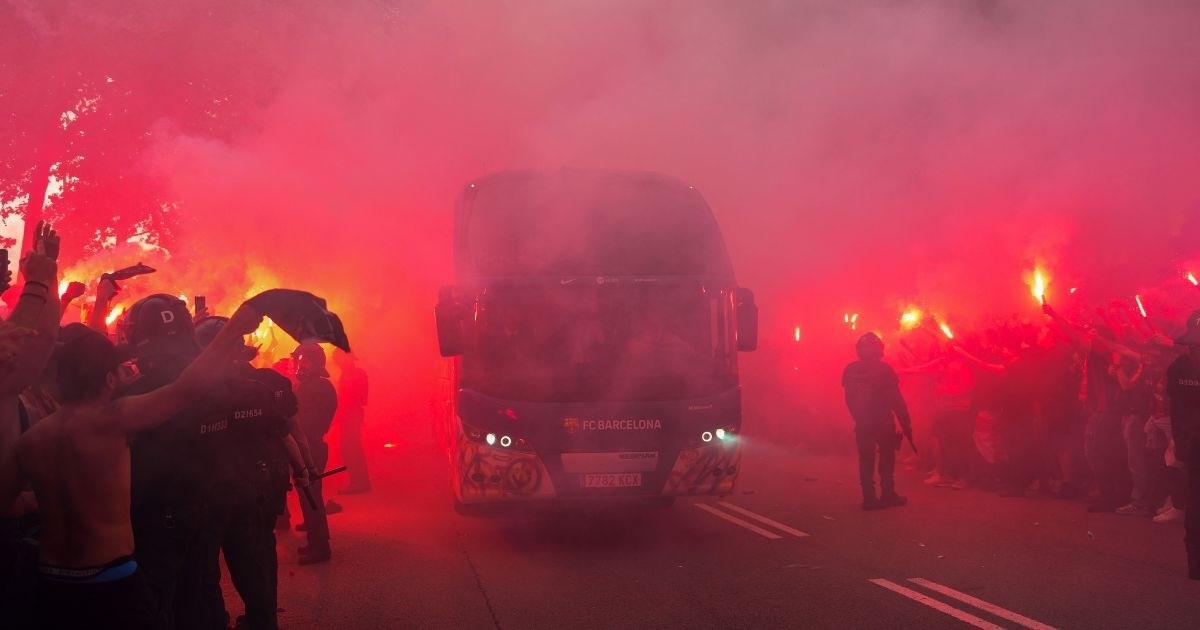 VIDEO Barcelonini navijači zabunom gađali svoj autobus pa gnjusno vrijeđali Viniciusa