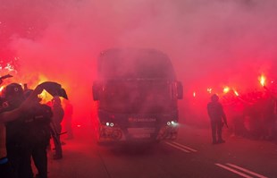 VIDEO Barcelonini navijači zabunom gađali svoj autobus pa gnjusno vrijeđali Viniciusa