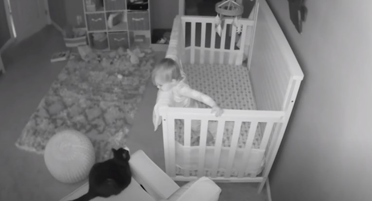 Roditelji su se oduševili kada su vidjeli što rade beba i maca prije spavanja