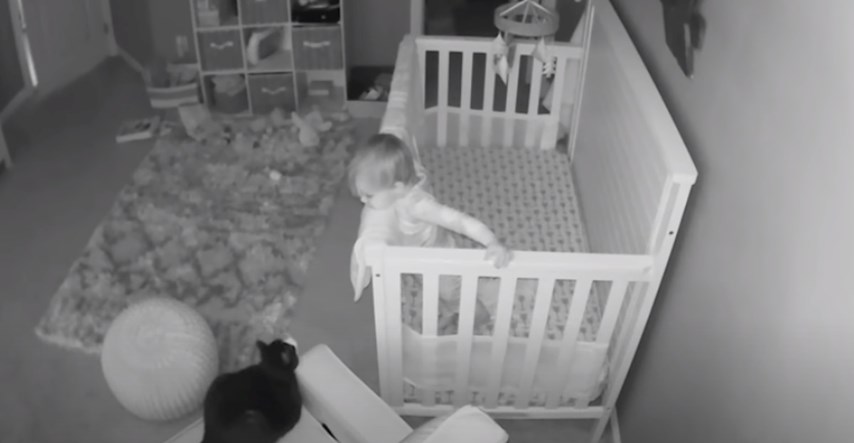 Roditelji su se oduševili kada su vidjeli što rade beba i maca prije spavanja